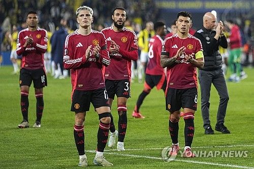 맨유가 25일(한국시간) 튀르키예 이스탄불에 있는 쉬크뤼 사라코글루 경기장에서 열린 페네르바체(튀르키예)와의 2024-2025시즌 유럽축구연맹(UEFA) 유로파리그 리그 페이즈 3차전에서 1-1 무승부를 기록했다.&nbsp; 무리뉴 더비로 열린 이 경기에서 무리뉴가 심판 판정에 항의하다가 퇴장을 당하는 해프닝이 벌어졌지만, 승부를 가리지 못하고 승점 1점씩 나눠 가졌다.&nbsp;연합뉴스