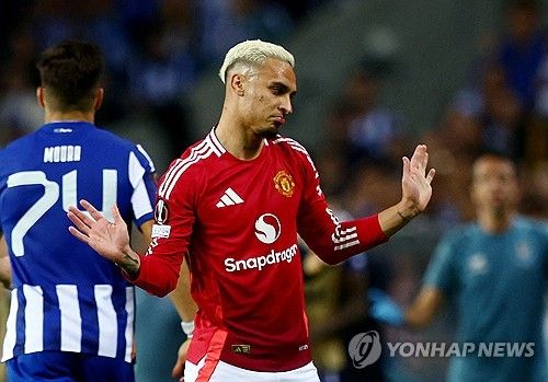 맨체스터 유나이티드 역대 최악의 영입 중 하나로 꼽히는 안토니가 부상을 당했다. 가뜩이나 출전해도 밥값을 하지 못해 많은 비판을 듣고 있는 안토니는 당분간 경기에 출전할 수 없을 전망이다. 게다가 최근에는 맨체스터 유나이티드가 안토니를 반값에 매각하려 한다는 이야기까지 나오면서 안토니는 최악의 상황을 맞게 됐다. 맨체스터 유나이티드는 지난 2022년 안토니를 영입하기 위해 1억 유로(약 1503억원)에 달하는 이적료를 투자했지만 투자 대비 성과를 거두지 못했다. 사진 연합뉴스