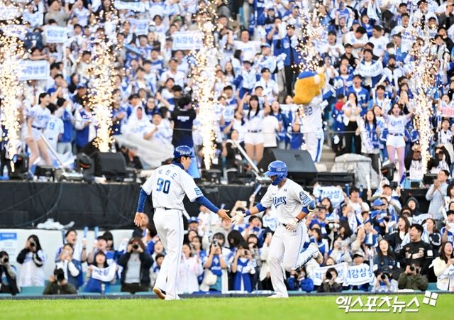 삼성 라이온즈 내야수 이재현(오른쪽)이 26일 대구 삼성라이온즈파크에서 열린 KIA 타이거즈와의 2024 신한 SOL Bank KBO 한국시리즈 4차전에서 5회말 선두타자로 나와 솔로 홈런을 기록했다. 사진 김한준 기자