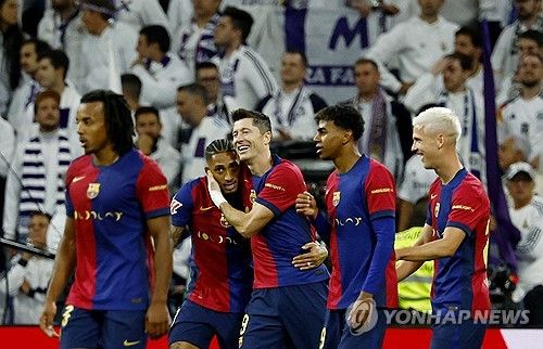 바르셀로나가 27일(한국시간) 스페인 마드리드에 있는 산티아고 베르나베우에서 열린 레알 마드리드와의 2024-2025시즌 라리가 11라운드 원정 경기 '엘클라시코'에서 4-0 대승을 거뒀다.&nbsp;연합뉴스