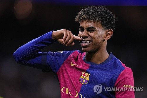 바르셀로나가 27일(한국시간) 스페인 마드리드에 있는 산티아고 베르나베우에서 열린 레알 마드리드와의 2024-2025시즌 라리가 11라운드 원정 경기 '엘클라시코'에서 4-0 대승을 거뒀다.&nbsp;연합뉴스