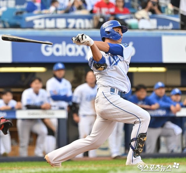 삼성 라이온즈 내야수 김영웅이 26일 대구 삼성라이온즈파크에서 열린 KIA 타이거즈와의 2024 신한 SOL Bank KBO 한국시리즈 4차전에서 4회말 팀에 첫 득점을 안기는 1타점 적시타를 때려냈다. 사진 김한준 기자