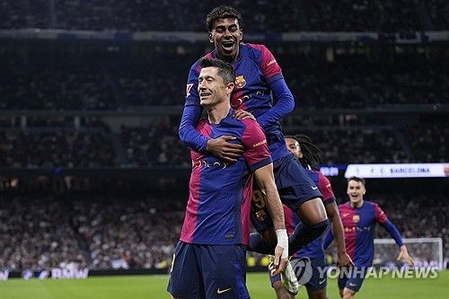 바르셀로나가 27일(한국시간) 스페인 마드리드에 있는 산티아고 베르나베우에서 열린 레알 마드리드와의 2024-2025시즌 라리가 11라운드 원정 경기 '엘클라시코'에서 4-0 대승을 거뒀다.&nbsp;연합뉴스