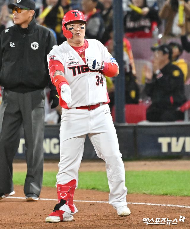 KIA 타이거즈가 한국시리즈 분수령에서 핵심 타자를 잃게 됐다. 베테랑 타자 최형우가 허리 통증 여파로 26일 대구 삼성라이온즈파크에서 열리는 삼성과의 2024 신한 SOL Bank KBO 포스트시즌 한국시리즈 4차전 선발 라인업에서 제외됐다. 최형우는 대타 출격도 불투명한 것으로 알려졌다. 사진 엑스포츠뉴스 DB