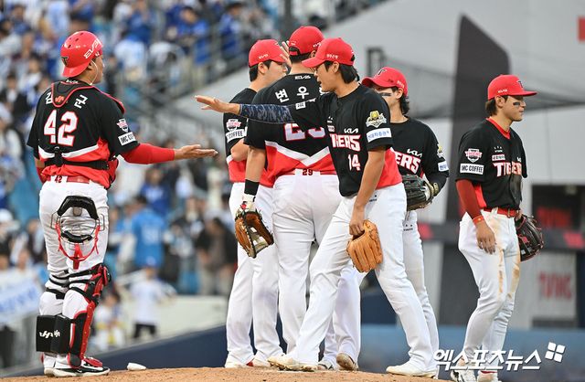 26일 오후 대구삼성라이온즈파크에서 열린 '2024 신한 SOL Bank KBO 한국시리즈' KIA 타이거즈와 삼성 라이온즈의 4차전 경기, KIA가 김태군의 만루 홈런에 힘입어 삼성에 9:2로 승리하며 통합우승까지 1승만을 남겨뒀다. 이날 경기에서 승리한 KIA 선수들이 기뻐하고 있다. 대구, 김한준 기자