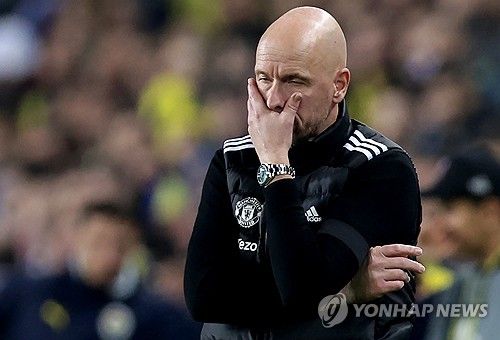 영국 매체 데일리 메일은 25일(한국시간) 맨체스터 유나이티드가 에릭 텐 하흐의 대체자를 두고 여러 감독들과 비밀 회담을 가졌다고 보도했다. 매체는 텐 하흐 감독이 경질될 경우 맨유 차기 사령탑이 될 수 있는 지도자로 사비 에르난데스와 후벵 아모림과 에딘 테르지치 그리고 토마스 프랭크 감독을 후보에 올렸다. 연합뉴스