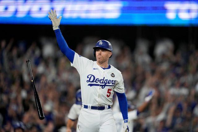 26일 미국 캘리포니아주 로스앤젤레스의 다저스타디움에서 열린 2024 미국프로야구 메이저리그 포스트시즌 월드시리즈 뉴욕 양키스와 LA 다저스의 1차전 경기, 다저스가 10회말 2사 만루에서 터진 프레디 프리먼의 끝내기 만루포에 힘입어 양키스를 6:3으로 제압했다. AP 연합뉴스