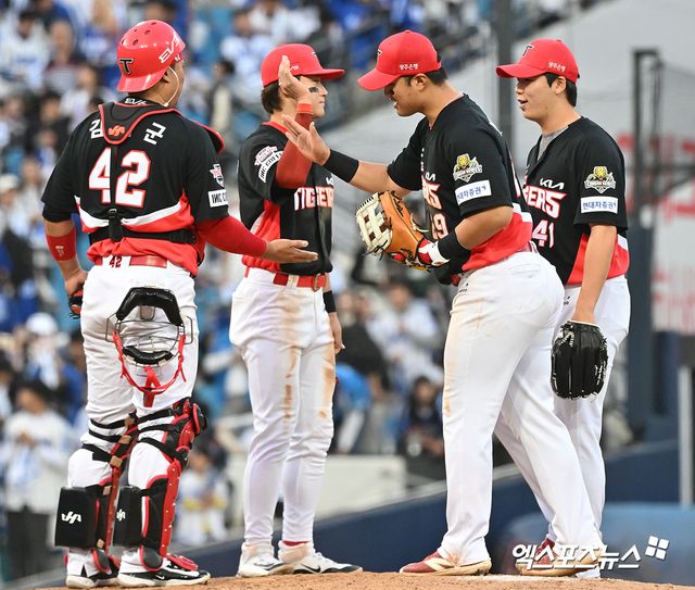 26일 오후 대구삼성라이온즈파크에서 열린 '2024 신한 SOL Bank KBO 한국시리즈' KIA 타이거즈와 삼성 라이온즈의 4차전 경기, KIA가 김태군의 만루 홈런에 힘입어 삼성에 9:2로 승리하며 통합우승까지 1승만을 남겨뒀다. 이날 경기에서 승리한 KIA 선수들이 기뻐하고 있다. 대구, 김한준 기자