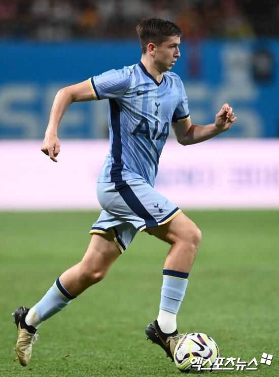 재능이 아무리 뛰어나더라도 17세의 나이에 3일만에 두 경기를 연속으로 치르면 체력 문제를 겪을 우려가 있지 않을까. 안지 포스테코글루 감독이 고심해야 할 부분이다. 토트넘 홋스퍼 역대 최고의 재능으로 꼽히는 2007년생 윙어 마이키 무어의 이야기다. 무어는 오는 27일(한국시간) 크리스털 팰리스와의 2024-25시즌 잉글리시 프리미어리그(PL) 9라운드 홈 경기에 선발 출전할 것으로 예상되는 선수 중 하나인데, 과연 무어가 이렇게 타이트한 스케줄을 소화할 수 있을지는 의문이다. 사진 엑스포츠뉴스 DB