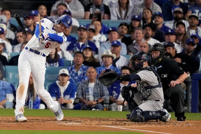 26일 미국 캘리포니아주 로스앤젤레스의 다저스타디움에서 열린 2024 미국프로야구 메이저리그 포스트시즌 월드시리즈 뉴욕 양키스와 LA 다저스의 1차전 경기, 10회말 2사 만루 다저스 프레디 프리먼이 끝내기 만루포를 쏘아 올리며 팀을 승리로 이끌었다. AP 연합뉴스