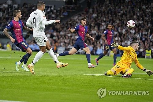 바르셀로나가 27일(한국시간) 스페인 마드리드에 있는 산티아고 베르나베우에서 열린 레알 마드리드와의 2024-2025시즌 라리가 11라운드 원정 경기 '엘클라시코'에서 4-0 대승을 거뒀다.&nbsp;연합뉴스
