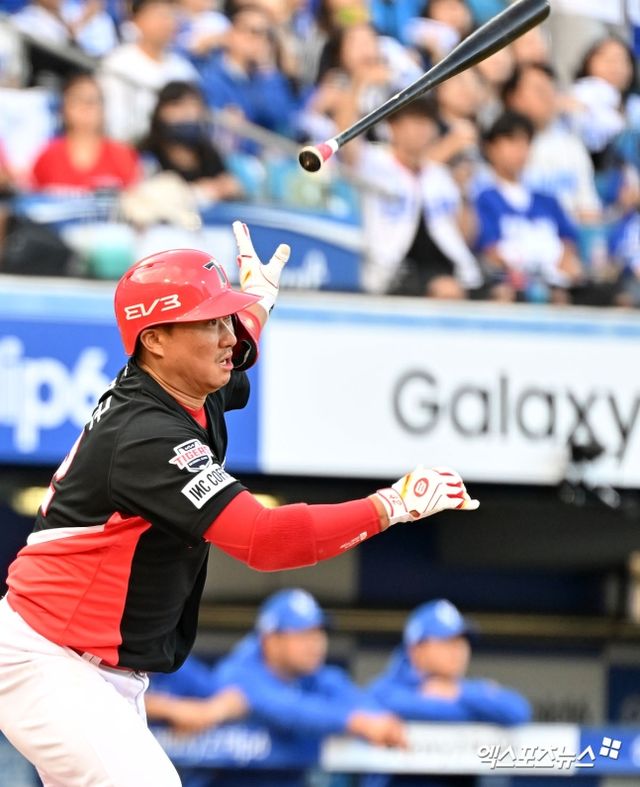 KIA 타이거즈 포수 김태군이 26일 대구 삼성라이온즈파크에서 열린 삼성과의 2024 신한 SOL Bank KBO 한국시리즈 4차전에서 3회초 만루 홈런을 터뜨리고 팀의 9-2 대승을 견인했다. 4차전 데일리 MVP에 선정, 상금 100만 원도 함께 챙겼다. 사진 김한준 기자