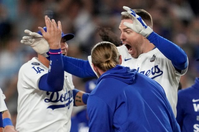 LA 다저스 내야수 프레디 프리먼이 26일 미국 로스앤젤레스 다저스타디움에서 열린 2024 미국프로야구 메이저리그(MLB) 메이저리그 포스트시즌 월드시리즈(WS·7전4선승제) 1차전에 3번타자 겸 1루수로 선발 출전해 끝내기 만루홈런을 포함해 5타수 2안타(1홈런) 4타점 1득점을 기록하면서 팀의 6-3 승리를 견인했다. 월드시리즈 역사상 끝내기 만루포가 나온 건 이번이 처음이다. AP 연합뉴스