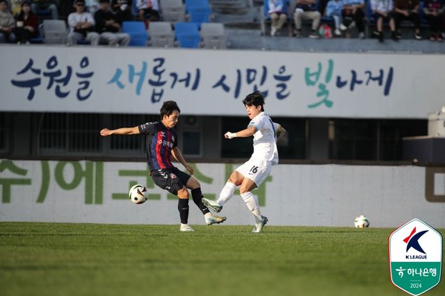 7경기 무승에 빠진 수원FC의 김은중 감독은 선수들의 경기력은 좋지만 결과를 가져오지 못하는 부분에 아쉬워했다. 김 감독은 팀이 결과를 얻지 못하고 있는 이유가 아쉬운 결정력과 선수단 스쿼드의 깊이에 있다고 분석했다. 사진 한국프로축구연맹