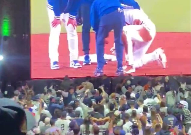 LA 다저스 오타니 쇼헤이가 월드시리즈 도중 어깨 아탈구 부상을 당했다. 향후 시리즈 출전 여부에 큰 관심이 쏠리는 분위기 속에서 뉴욕 양키시 팬들이 오타니의 부상에 환호하는 영상이 온라인 상으로 퍼져 큰 논란이 일어났다. 일본 현지 언론들도 '비열한 짓'이라고 분노하고 있다. 온라인 상에서 퍼진 오타니 부상 당시 양키스 팬들의 환호 장면. X(구 트위터) 영상 캡처