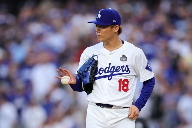 LA 다저스 야마모토 요시노부가 27일(한국시간) 미국 캘리포니아주 로스앤젤레스의 다저스타디움에서 열린 2024 미국프로야구 메이저리그(MLB) 포스트시즌 뉴욕 양키스와의 월드시리즈(WS·7전4선승제) 2차전에서 6⅓이닝 1피안타(1피홈런) 2볼넷 4탈삼진 1실점을 기록하면서 승리투수가 됐다. AFP 연합뉴스