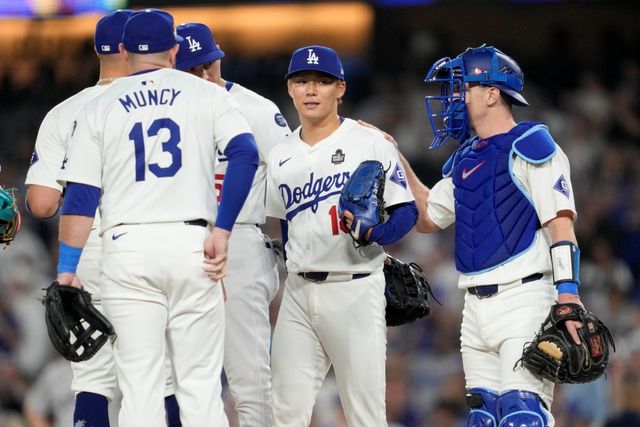 LA 다저스 야마모토 요시노부가 27일(한국시간) 미국 캘리포니아주 로스앤젤레스의 다저스타디움에서 열린 2024 미국프로야구 메이저리그(MLB) 포스트시즌 뉴욕 양키스와의 월드시리즈(WS·7전4선승제) 2차전에서 6⅓이닝 1피안타(1피홈런) 2볼넷 4탈삼진 1실점을 기록하면서 승리투수가 됐다. AP 연합뉴스