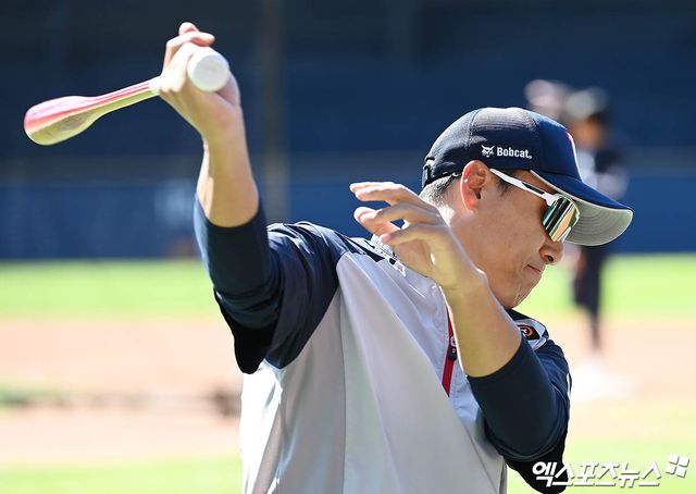 3일 오후 서울 송파구 잠실야구장에서 열리는 '2024 신한 SOL Bank KBO 포스트시즌' KT 위즈와 두산 베어스의 와일드카드 결정전 2차전 경기에 앞서 두산 이승엽 감독이 몸을 풀고 있다. 엑스포츠뉴스 DB