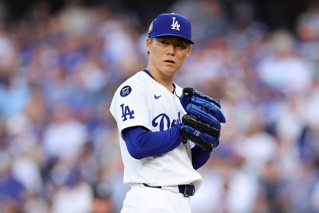 LA 다저스 야마모토 요시노부가 27일(한국시간) 미국 캘리포니아주 로스앤젤레스의 다저스타디움에서 열린 2024 미국프로야구 메이저리그(MLB) 포스트시즌 뉴욕 양키스와의 월드시리즈(WS·7전4선승제) 2차전에서 6⅓이닝 1피안타(1피홈런) 2볼넷 4탈삼진 1실점을 기록하면서 승리투수가 됐다. AFP 연합뉴스