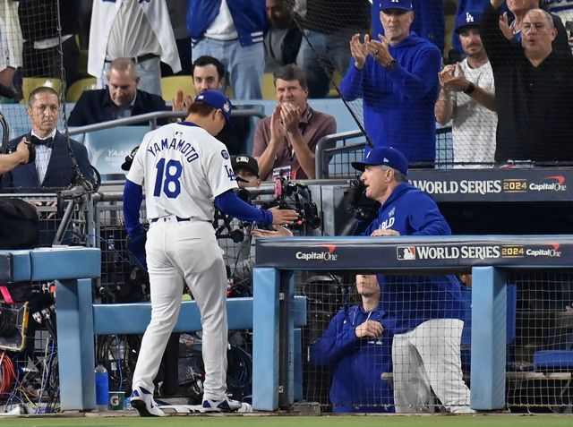 LA 다저스 야마모토 요시노부가 27일(한국시간) 미국 캘리포니아주 로스앤젤레스의 다저스타디움에서 열린 2024 미국프로야구 메이저리그(MLB) 포스트시즌 뉴욕 양키스와의 월드시리즈(WS·7전4선승제) 2차전에서 6⅓이닝 1피안타(1피홈런) 2볼넷 4탈삼진 1실점을 기록하면서 승리투수가 됐다. UPI 연합뉴스