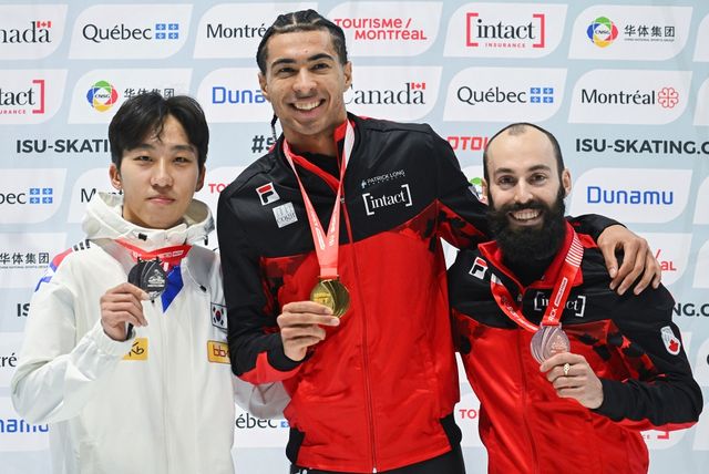 쇼트트랙 남자 대표팀 에이스 박지원이 27일 캐나다 퀘벡주 몬트리올에 위치한 모리스 리처드 아레나에서 열린 2024-2025 국제빙상경기연맹(ISU) 쇼트트랙 월드투어 1차 대회 남자 1500m 결승에서 2분18초616의 기록으로 은메달을 차지했다. AP 연합뉴스