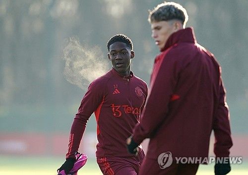 영국 매체 '데일리 메일'이 27일(한국시간) 맨유가 라이벌 맨체스터 시티에게 오는 29일 프랑스 파리에서 열리는 발롱도르 시상식에 참석하는 맨유의 두 선수를 전용기에 함께 태울 수 있는지 문의했지만, 거절당했다고 보도했다.&nbsp;연합뉴스