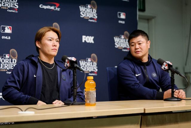 LA 다저스 야마모토 요시노부가 27일(한국시간) 미국 캘리포니아주 로스앤젤레스의 다저스타디움에서 열린 2024 미국프로야구 메이저리그(MLB) 포스트시즌 뉴욕 양키스와의 월드시리즈(WS·7전4선승제) 2차전에서 6⅓이닝 1피안타(1피홈런) 2볼넷 4탈삼진 1실점을 기록하면서 승리투수가 됐다. AFP 연합뉴스