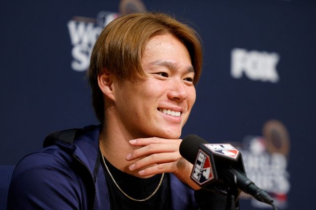 LA 다저스 야마모토 요시노부가 27일(한국시간) 미국 캘리포니아주 로스앤젤레스의 다저스타디움에서 열린 2024 미국프로야구 메이저리그(MLB) 포스트시즌 뉴욕 양키스와의 월드시리즈(WS·7전4선승제) 2차전에서 6⅓이닝 1피안타(1피홈런) 2볼넷 4탈삼진 1실점을 기록하면서 승리투수가 됐다. AFP 연합뉴스