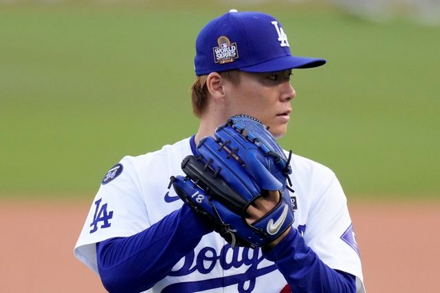 LA 다저스 야마모토 요시노부가 27일(한국시간) 미국 캘리포니아주 로스앤젤레스의 다저스타디움에서 열린 2024 미국프로야구 메이저리그(MLB) 포스트시즌 뉴욕 양키스와의 월드시리즈(WS·7전4선승제) 2차전에서 6⅓이닝 1피안타(1피홈런) 2볼넷 4탈삼진 1실점을 기록하면서 승리투수가 됐다. AP 연합뉴스