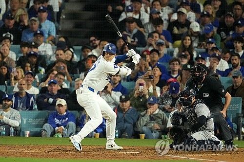 LA 다저스 오타니 쇼헤이가 27일 미국 캘리포니아주 로스앤젤레스의 다저스타디움에서 열린 2024 미국 메이저리그 월드시리즈 2차전 뉴욕 양키스와의 홈경기에서 타격하고 있다. 오타니는 경기 중 도루하다 왼쪽 어깨에 통증을 호소했다. 왼쪽 어깨 아탈구가 생긴 것으로 알려졌다. REUTERS/연합뉴스