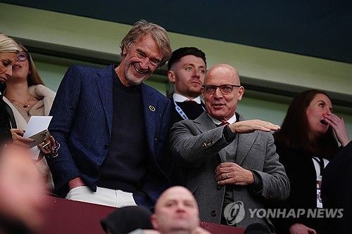 영국 매체 '데일리 메일'이 27일(한국시간) 맨유가 라이벌 맨체스터 시티에게 오는 29일 프랑스 파리에서 열리는 발롱도르 시상식에 참석하는 맨유의 두 선수를 전용기에 함께 태울 수 있는지 문의했지만, 거절당했다고 보도했다.&nbsp;연합뉴스