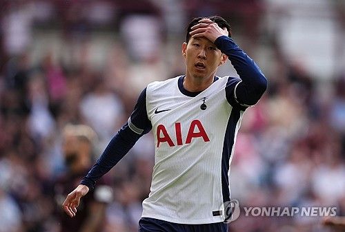 제2의 네이마르로 평가 받는 마이키 무어(토트넘 홋스퍼)가 구단 레전드 해리 케인의 응원가까지 물려 받으며 팬들의 기대를 한 몸에 받고 있다. 부상 장기화에 빠진 손흥민을 대신해 크리스털 팰리스전 출격이 유력하다.&nbsp;영국 이브닝스탠더드는 '무어가 다시 한 번 왼쪽 윙에서 기회를 얻을 수 있다'고 전망했다. 연합뉴스