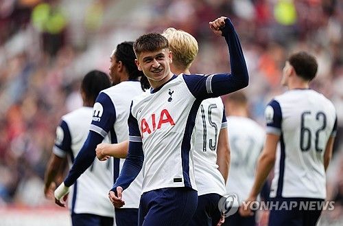 제2의 네이마르로 평가 받는 마이키 무어(토트넘 홋스퍼)가 구단 레전드 해리 케인의 응원가까지 물려 받으며 팬들의 기대를 한 몸에 받고 있다. 부상 장기화에 빠진 손흥민을 대신해 크리스털 팰리스전 출격이 유력하다.&nbsp;영국 이브닝스탠더드는 '무어가 다시 한 번 왼쪽 윙에서 기회를 얻을 수 있다'고 전망했다. 연합뉴스