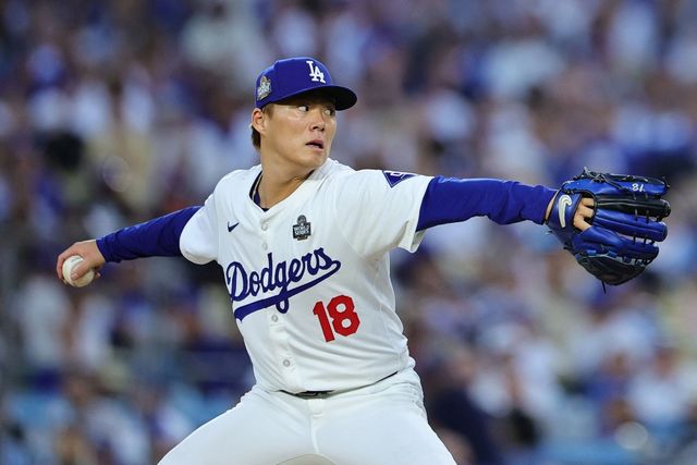 LA 다저스 야마모토 요시노부가 27일(한국시간) 미국 캘리포니아주 로스앤젤레스의 다저스타디움에서 열린 2024 미국프로야구 메이저리그(MLB) 포스트시즌 뉴욕 양키스와의 월드시리즈(WS·7전4선승제) 2차전에서 6⅓이닝 1피안타(1피홈런) 2볼넷 4탈삼진 1실점을 기록하면서 승리투수가 됐다. AFP 연합뉴스