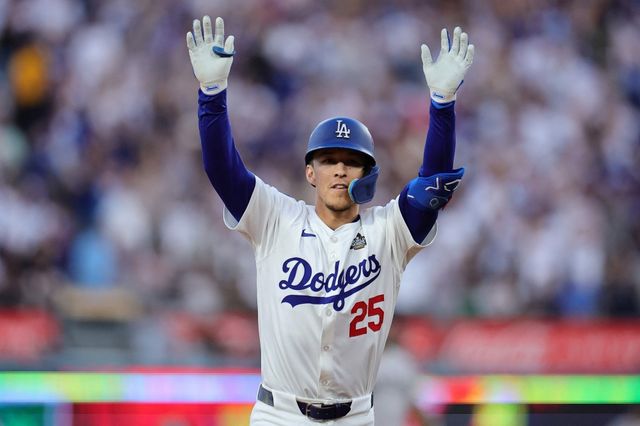 LA 다저스 유틸리티 야수 토미 에드먼이 27일 미국 캘리포니아주 로스앤젤레스의 다저스타디움에서 열린 2024 미국프로야구 메이저리그(MLB) 포스트시즌 뉴욕 양키스와의 월드시리즈(WS·7전4선승제) 2차전에 5번타자 겸 중견수로 선발 출전해 4타수 2안타(1홈런) 1타점 1득점으로 활약했다. AFP 연합뉴스