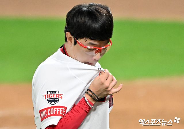 28일 오후 광주기아챔피언스필드에서 열린 '2024 신한 SOL Bank KBO 한국시리즈' 삼성 라이온즈와 KIA 타이거즈의 5차전 경기, 3회초 2사 KIA 선발투수 양현종이 마운드를 내려가고 있다. 광주, 김한준 박지영 기자