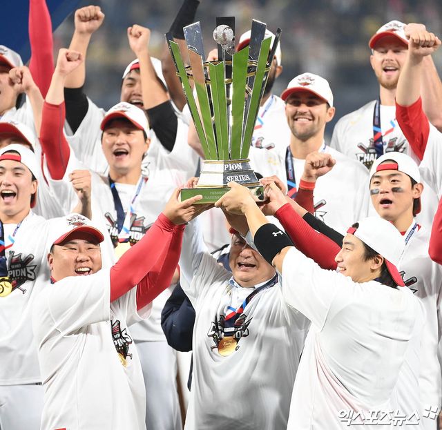 28일 오후 광주기아챔피언스필드에서 열린 '2024 신한 SOL Bank KBO 한국시리즈' 삼성 라이온즈와 KIA 타이거즈의 5차전 경기, KIA가 7:5의 스코어로 승리하며 7년 만에 통합 우승을 이뤄냈다. 경기 종료 후 KIA 이범호 감독과 심재학 단장, 나성범이 우승 트로피를 들어올리고 있다. 광주, 김한준 박지영 기자