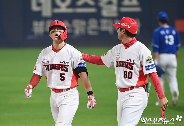 28일 오후 광주기아챔피언스필드에서 열린 '2024 신한 SOL Bank KBO 한국시리즈' 삼성 라이온즈와 KIA 타이거즈의 5차전 경기, 7회말 무사 1루 KIA 김도영이 희생번트를 시도한 뒤 삼성 투수 임창민의 야수선택으로 출루에 성공한 뒤 안도의 한숨을 내쉬고 있다. 광주, 김한준 박지영 기자