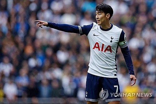 토트넘을 지휘하는 호주 출신 안지 포스테코글루 감독은 29일 열린 리그컵 맨체스터 시티와의 사전 기자회견을 앞두고 손흥민 출전 여부를 묻는 질문에 '거의 회복됐지만 주말 경기를 목표로 하고 있다'고 밝혔다. 토트넘은 31일 맨시티와 리그컵 16강 주중 홈 경기를 치르는데 이 경기에서 손흥민은 돌아오지 않는다. 맨시티전보다는 당장 순위 상승이 급한 프리미어리그에 손흥민이 출전할 전망이다. 토트넝은 11월3일 프리미어리그 홈 경기를 애스턴 빌라와 치른다. 손흥민은 최근 7경기 중 6경기를 쉬게 됐다. 연합뉴스