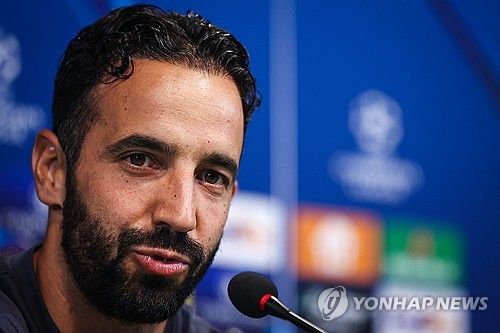 포르투갈 매체 '아볼라'가 29일(한국시간) 맨유가 후벵 아모림 스포르팅 리스본(포르투갈) 감독 선임을 준비하고 있다면서 구체적으로 제시한 계약 조건을 소개했다.&nbsp;맨유는 에릭 텐 하흐 감독을 경질하고 곧바로 아모림 감독과 합의에 성공했다. 연합뉴스