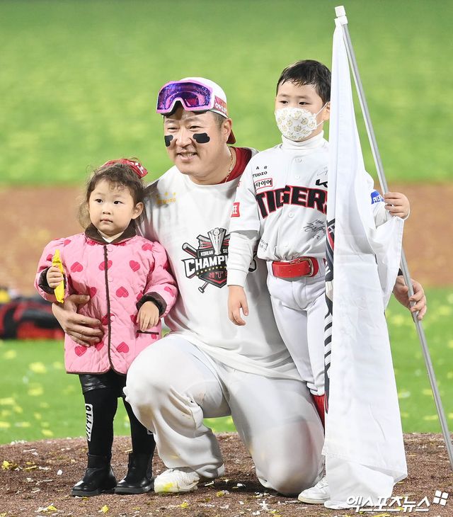 28일 오후 광주기아챔피언스필드에서 열린 '2024 신한 SOL Bank KBO 한국시리즈' 삼성 라이온즈와 KIA 타이거즈의 5차전 경기, KIA가 7:5의 스코어로 승리하며 7년 만에 통합 우승을 이뤄냈다. 경기 종료 후 KIA 최형우가 자녀들과 기념 촬영을 하고 있다. 광주, 김한준 박지영 기자