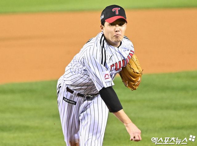 LG 트윈스 선발투수 임찬규가 삼성 라이온즈와의 이달 중순 플레이오프 경기에 선발 등판해 역투하고 있다. 류중일 야구 국가대표팀 감독은 29일 서울시 구로구 고척스카이돔에서 진행된 야구대표팀 훈련 앞두고 부상 낙마한 원태인 대신 임찬규를 발탁했다고 알렸다. 엑스포츠뉴스 DB