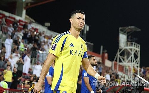 프랑스 풋볼 수석 에디터 뱅상 가르시아가 지난 28일(한국시간) 크리스티아누 호날두가 2년 연속 프랑스 풋볼이 주최하는 발롱도르 시상식에서 투표권을 행사하지 않았다고 밝혔다.&nbsp; 전통적으로 역대 발롱도르 수상자는 향후 모든 부문에 투표할 수 있는 특권이 있지만, 5회 수상에 빛나는 호날두는 투표권을 행사하지 않았다.&nbsp;연합뉴스