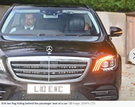 영국 매체 미러는 29일(한국시간) 맨유에서 물러난 텐 하흐 감독이 차 뒷자리에 몸을 숨긴 채 본국 네덜란드로 향했다고 보도했다.&nbsp;텐 하흐 감독은 지난 28일 맨유 구단에서 해고됐다. 지난 2년간 맨유를 이끌면서 리그컵과 FA컵 우승을 한 차례씩 이끌었으나 이번 시즌 9경기 승점 11점으로 맨유가 14위까지 추락하면서 경질됐다. 미러 캡쳐