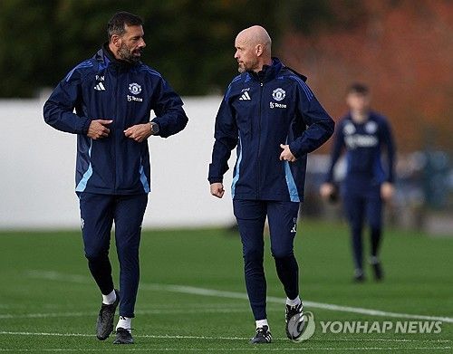 영국 매체 미러는 29일(한국시간) 맨유에서 물러난 텐 하흐 감독이 차 뒷자리에 몸을 숨긴 채 본국 네덜란드로 향했다고 보도했다.&nbsp;텐 하흐 감독은 지난 28일 맨유 구단에서 해고됐다. 지난 2년간 맨유를 이끌면서 리그컵과 FA컵 우승을 한 차례씩 이끌었으나 이번 시즌 9경기 승점 11점으로 맨유가 14위까지 추락하면서 경질됐다. 연합뉴스