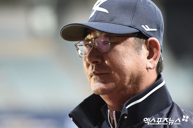 프리미어12 야구대표팀 류중일 감독이 훈련에 앞서 인터뷰를 준비하고 있다. 류중일 야구 국가대표팀 감독은 29일 서울시 구로구 고척스카이돔에서 진행된 야구대표팀 훈련 앞두고 부상 낙마한 원태인 대신 임찬규를 발탁했다고 알렸다. 엑스포츠뉴스 DB 엑스포츠뉴스 DB