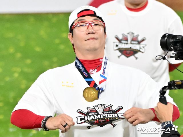 28일 오후 광주기아챔피언스필드에서 열린 '2024 신한 SOL Bank KBO 한국시리즈' 삼성 라이온즈와 KIA 타이거즈의 5차전 경기, KIA가 삼성에 7:5로 승리하며 7년 만에 통합 우승을 차지했다. 통합우승을 차지한 KIA 양현종이 기뻐하고 있다. 광주, 김한준 박지영 기자