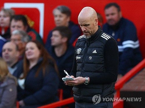 포르투갈 매체 '아볼라'가 29일(한국시간) 맨유가 후벵 아모림 스포르팅 리스본(포르투갈) 감독 선임을 준비하고 있다면서 구체적으로 제시한 계약 조건을 소개했다.&nbsp;맨유는 에릭 텐 하흐 감독을 경질하고 곧바로 아모림 감독과 합의에 성공했다. 연합뉴스