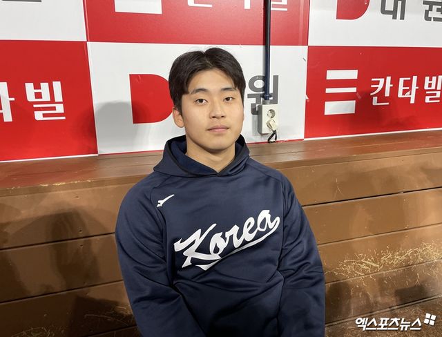 KT 위즈 마무리투수 박영현이 29일 서울 고척스카이돔에서 열린 2024 WBSC 프리미어12 대표팀 훈련을 마친 뒤 인터뷰를 소화하고 기념촬영 중이다. 고척, 최원영 기자