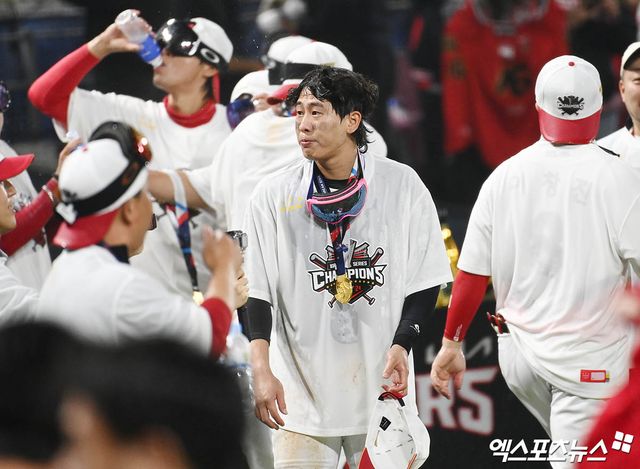 28일 오후 광주기아챔피언스필드에서 열린 '2024 신한 SOL Bank KBO 한국시리즈' 삼성 라이온즈와 KIA 타이거즈의 5차전 경기, KIA가 7:5의 스코어로 승리하며 7년 만에 통합 우승을 이뤄냈다. 경기 종료 후 KIA 박찬호가 샴페인 세리머니를 즐기고 있다. 광주, 박지영 기자